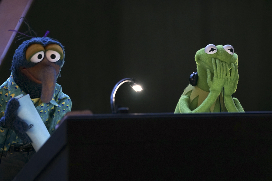 THE MUPPETS - "Hostile Makeover" - (ABC/Eric McCandless) THE GREAT GONZO, KERMIT THE FROG