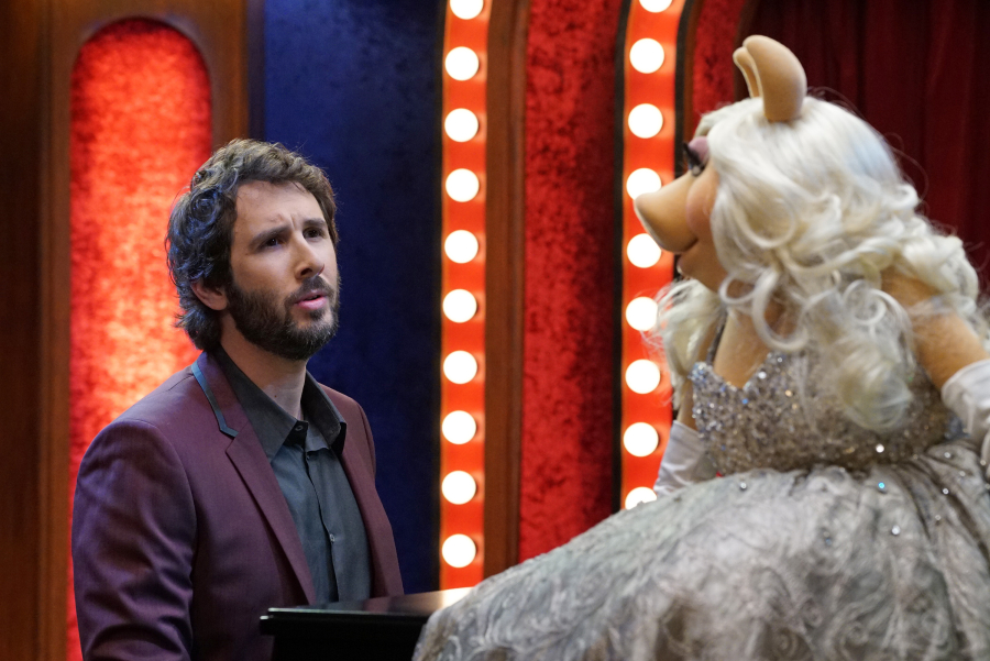 THE MUPPETS - "Hostile Makeover" - (ABC/Eric McCandless) JOSH GROBAN, MISS PIGGY