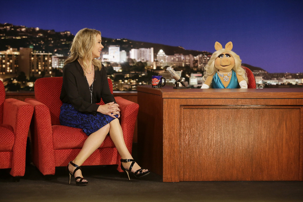 THE MUPPETS - "Bear Left then Bear Write" (ABC/Nicole Wilder) CHRISTINA APPLEGATE, MISS PIGGY